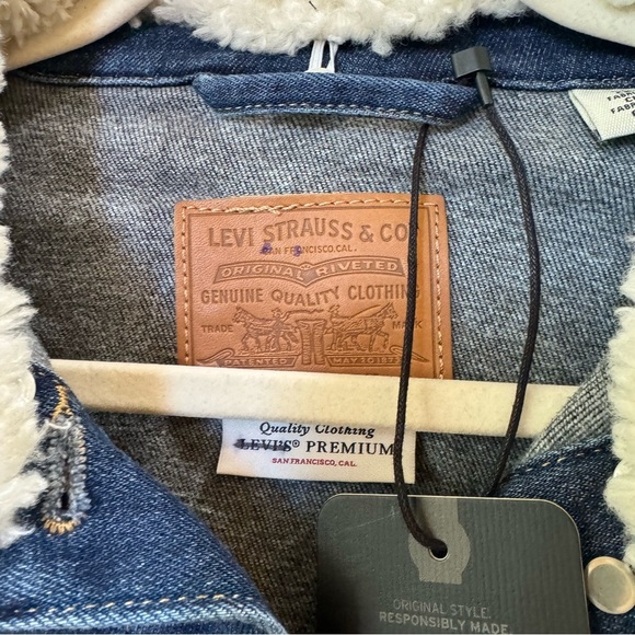 NWT Levi's Denim Jacket Sherpa Fleece Baby Bubble Trucker Jacket Dark Wash Small - Picture 9 of 13